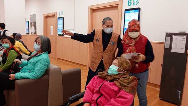 三義中醫醫院處處可見慈濟志工白髮身影，如何延緩他們以及高齡鄉親的老化，更顯得醫護團隊的重要。（曾秀英攝）